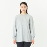 5.6オンス ヘビーウェイトLS-Tシャツ（+リブ） 女性 Mサイズ 正面拡大（モデル身長：166cm） 着用イメージ
