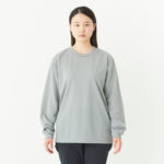 4.4オンス ドライロングスリーブTシャツ 女性 Mサイズ 正面拡大（モデル身長：166cm） 着用イメージ