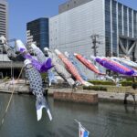 鯉のぼりと南海堺駅
