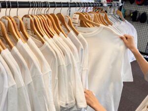 生地の厚みや肌触り、透け感をチェック！